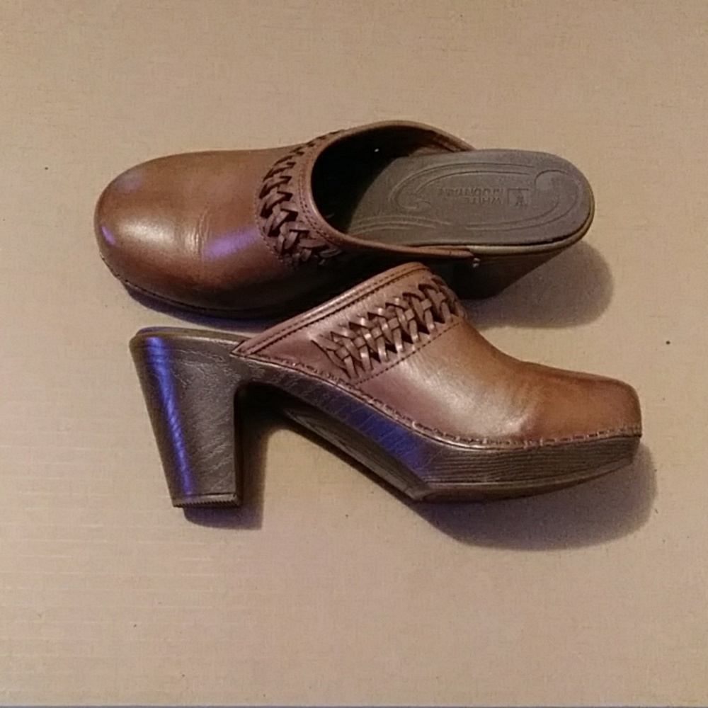 White Mountain clogs